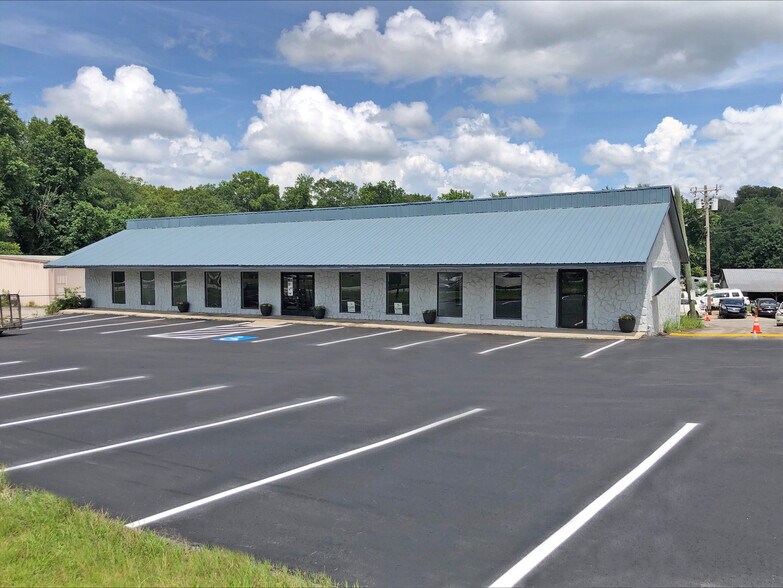 Industrial + Retail/Industrial portefeuille de 2 propriétés à vendre sur LoopNet.ca - Photo du bâtiment - Image 2 de 5