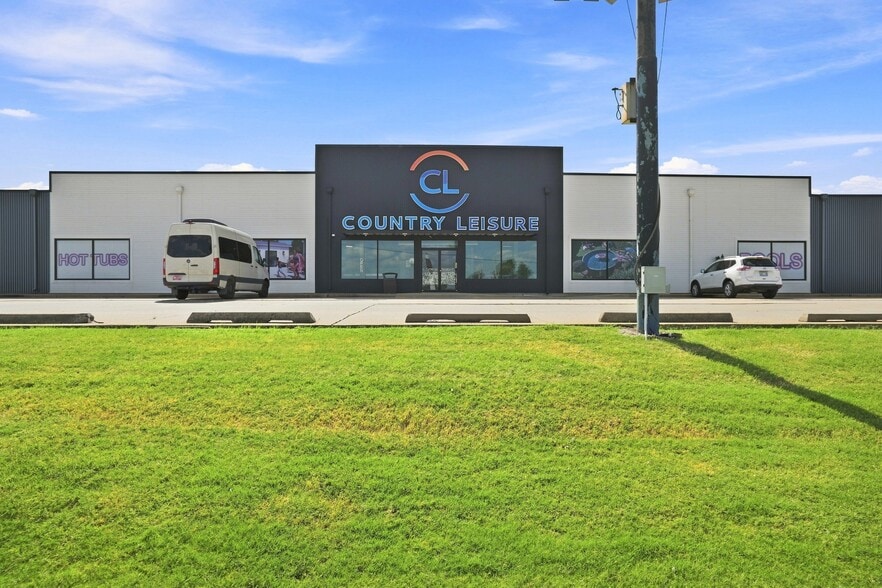 Commercial Showroom & Warehouse Facility portfolio of 2 properties for sale on LoopNet.ca - Building Photo - Image 2 of 13