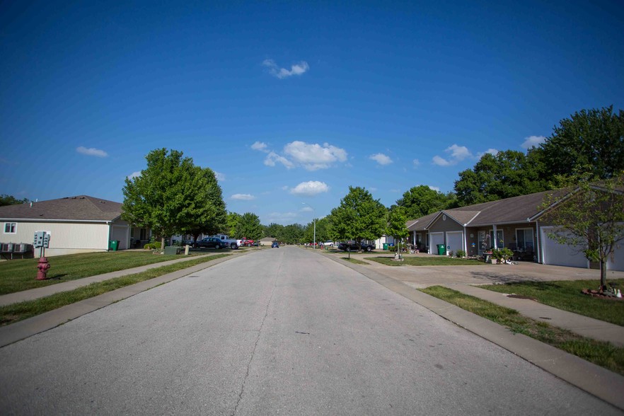 1502-1509 & 1508 Shagbark Lane, Pleasant Hill, MO for sale - Primary Photo - Image 1 of 1