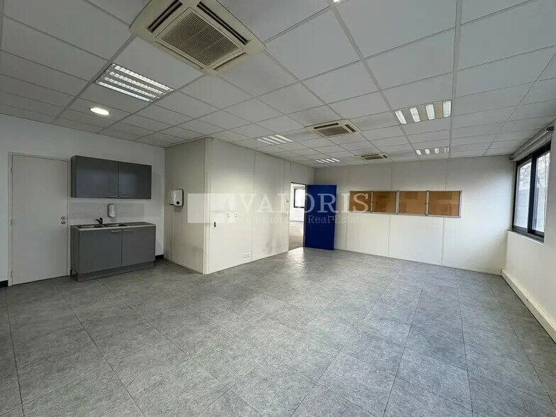 Office in Villeurbanne for lease - Interior Photo - Image 3 of 8