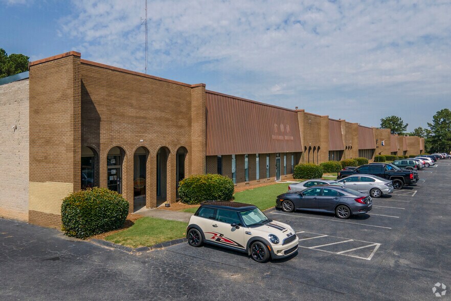 2065 Peachtree Industrial Ct, Atlanta, GA for lease - Primary Photo - Image 1 of 4