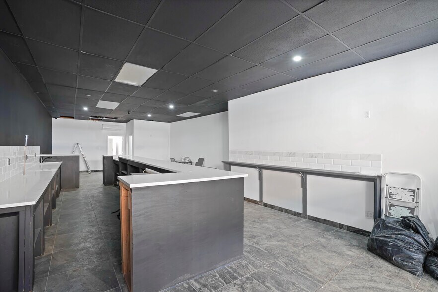 6656 Myrtle Ave, Glendale, NY à louer - Photo du bâtiment - Image 2 de 14