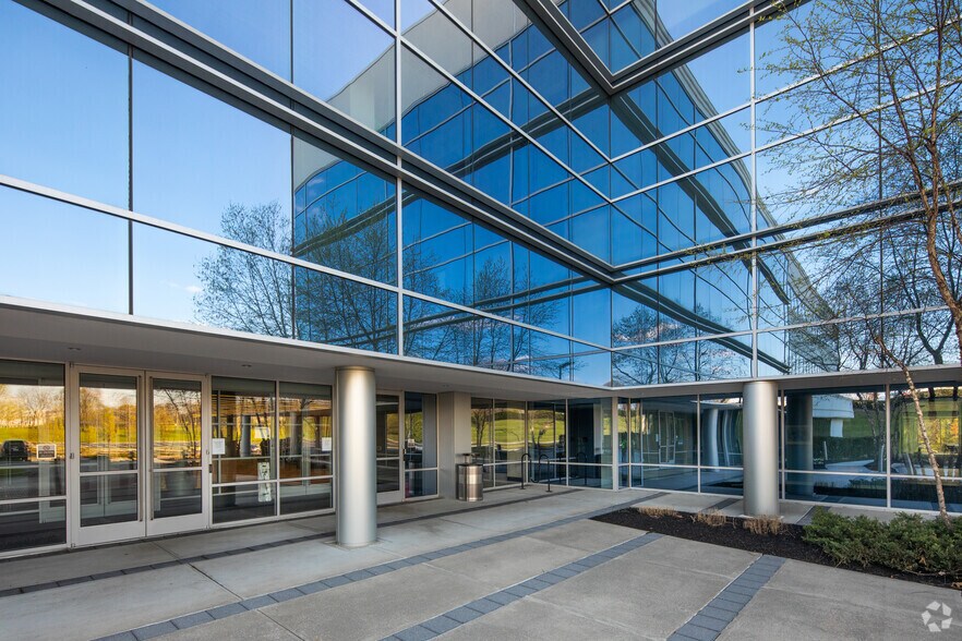 801 Lakeview Dr, Blue Bell, PA à louer - Photo du bâtiment - Image 2 de 11