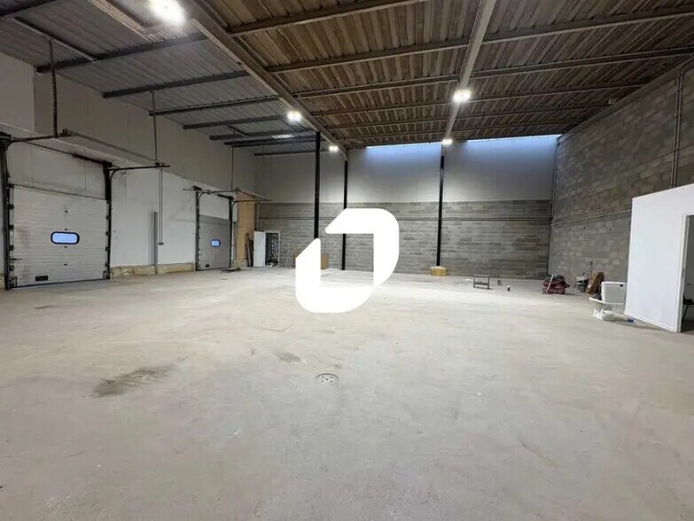 Flex in Montigny-le-Bretonneux for lease - Interior Photo - Image 3 of 8