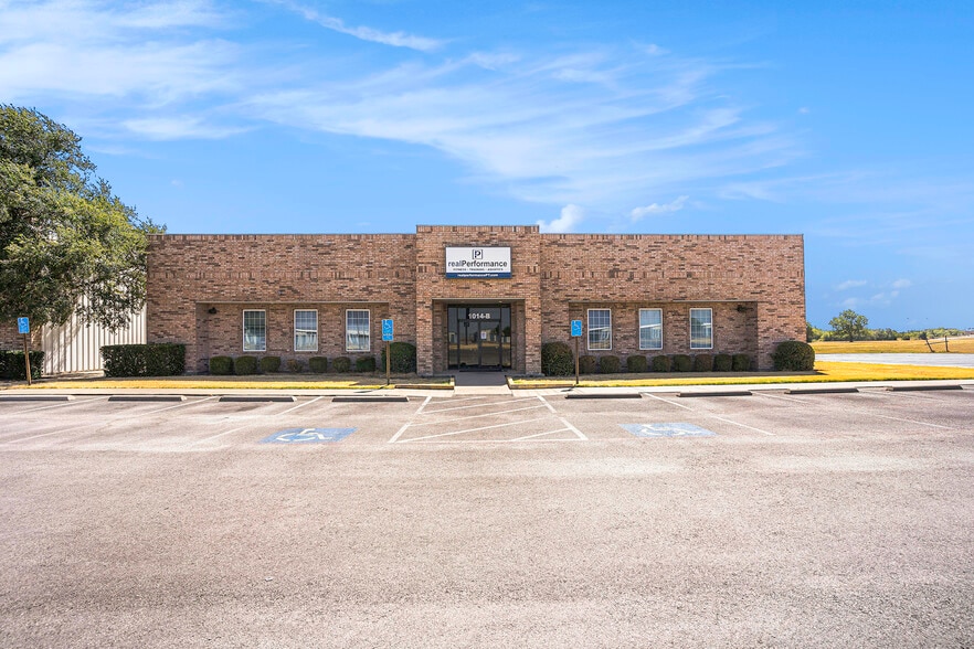 1014 N Nolan River Rd, Cleburne, TX à vendre - Photo du bâtiment - Image 3 de 24