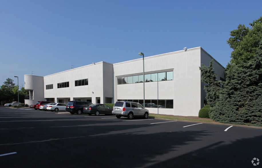 5855 Jimmy Carter Blvd, Norcross, GA for lease - Primary Photo - Image 1 of 4