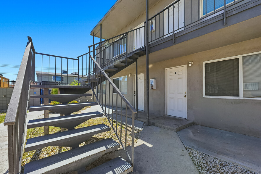 521 Calcaterra Cir, Las Vegas, NV à vendre - Photo du bâtiment - Image 2 de 52