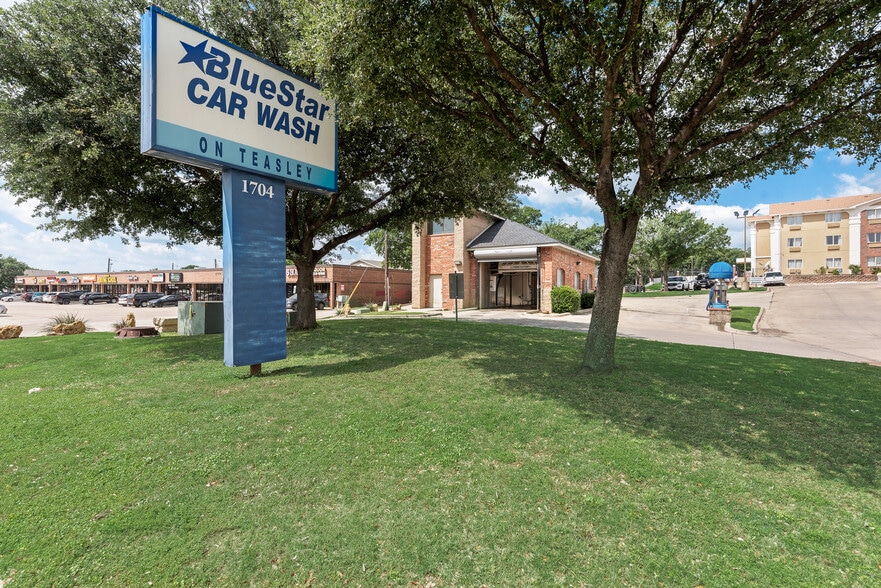1704 Teasley Ln, Denton, TX à vendre - Photo du bâtiment - Image 3 de 32