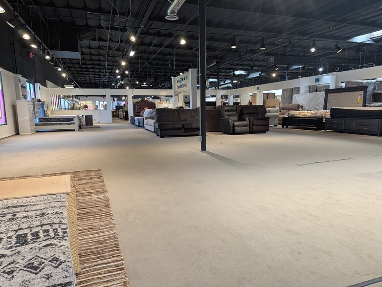 6881 Monterey Rd, Gilroy, CA for lease - Building Photo - Image 3 of 9