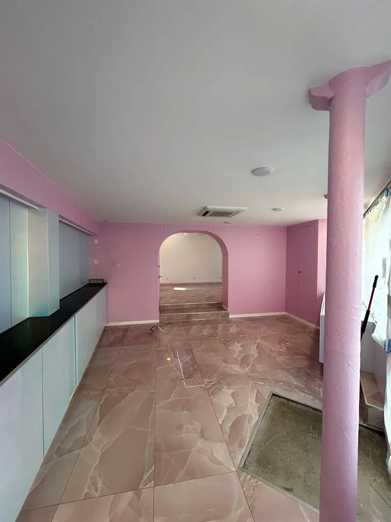 Retail in Saint-Mandé for lease Building Photo- Image 1 of 7