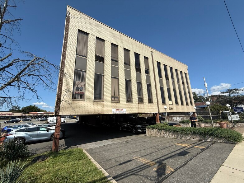 2280 Grand Ave, Baldwin, NY à louer - Photo du bâtiment - Image 3 de 9