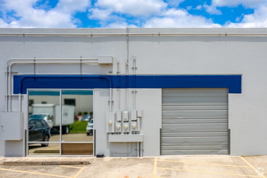 7042 Alamo Downs Pky, San Antonio, TX for lease - Building Photo - Image 3 of 4