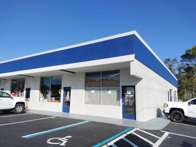 4509 S Hopkins Ave, Titusville, FL à louer - Photo du bâtiment - Image 3 de 10