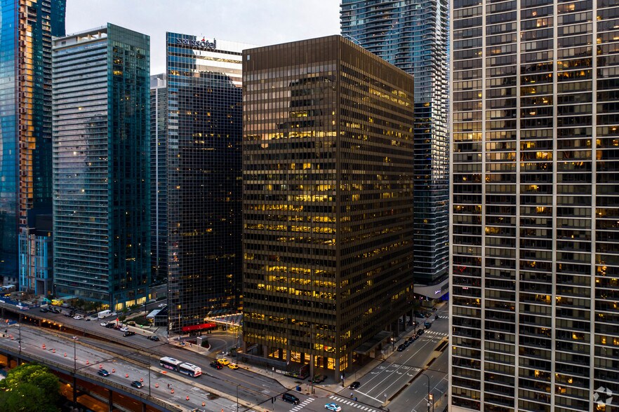 303 E Wacker Dr, Chicago, IL à louer - Photo du bâtiment - Image 2 de 19