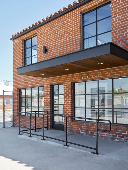 3626 W Jefferson Blvd, Los Angeles, CA à louer - Photo du bâtiment - Image 2 de 12