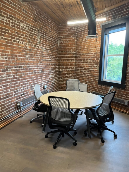 266-268 St Aberdeen, Sherbrooke, QC for lease - Interior Photo - Image 3 of 10
