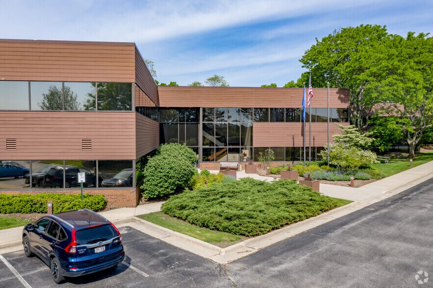 N14W24200 W Tower Pl, Waukesha, WI à louer - Photo du bâtiment - Image 2 de 12