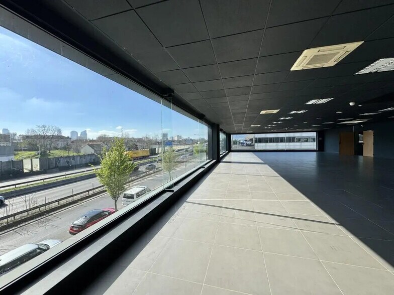 Flex dans Nanterre à louer - Photo du bâtiment - Image 2 de 13