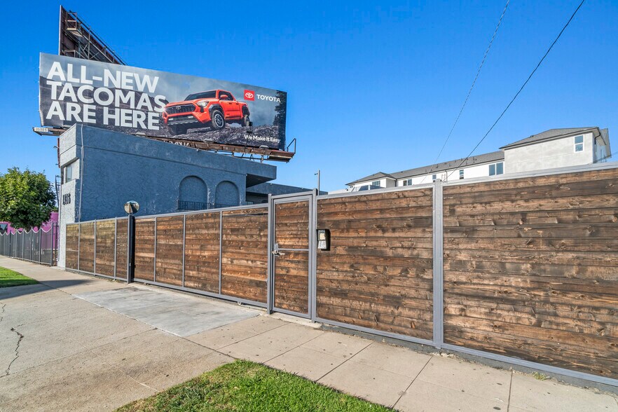 1436 S La Cienega Blvd, Los Angeles, CA à louer - Photo du bâtiment - Image 3 de 15