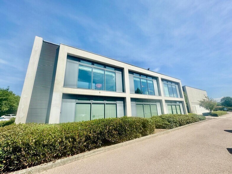 Hitchin Rd, Luton à louer - Photo du bâtiment - Image 2 de 5