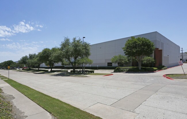Plus de détails pour 1700 Summit Ave, Plano, TX - Industriel à louer