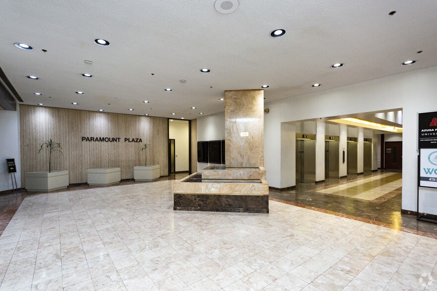 3550 Wilshire Blvd, Los Angeles, CA à louer - Hall d’entrée - Image 2 de 16