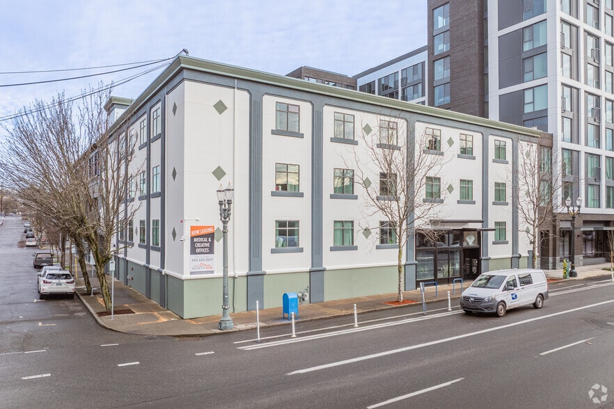 819 SE Morrison St, Portland, OR for lease - Primary Photo - Image 1 of 15