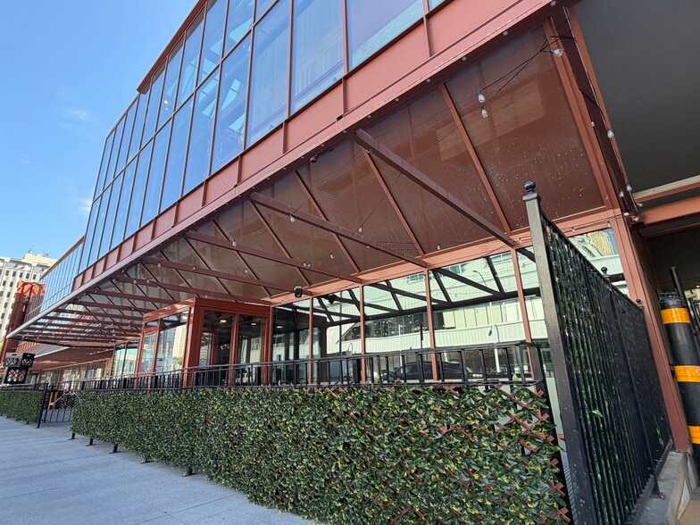 9828 101A Ave NW, Edmonton, AB à louer - Photo du bâtiment - Image 2 de 16