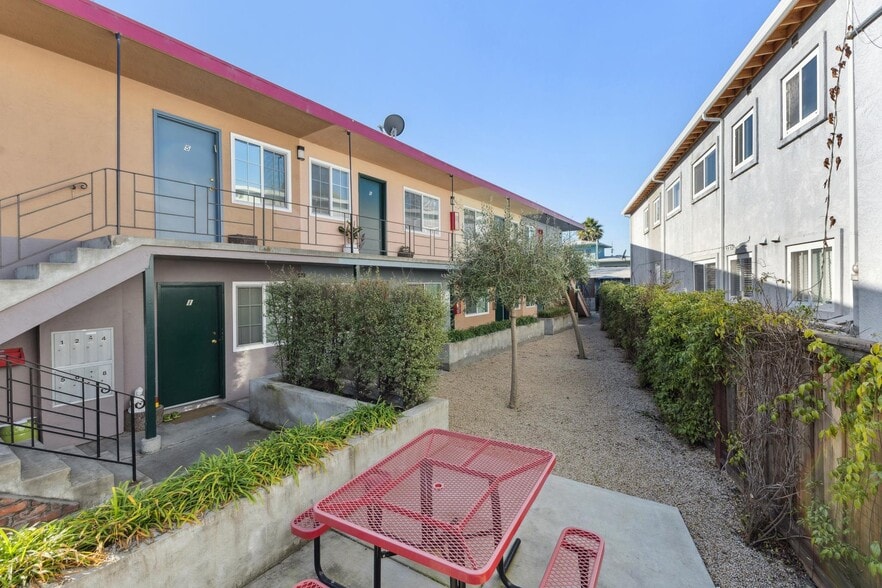 6563 Shattuck Ave, Oakland, CA for sale - Building Photo - Image 2 of 34