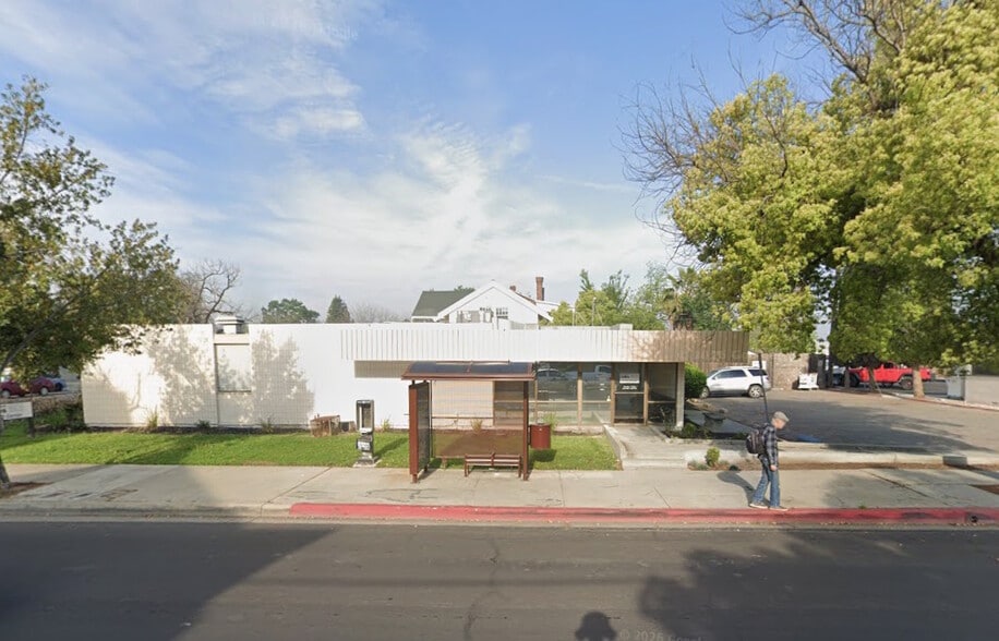 1002 N Douty St, Hanford, CA à louer - Photo principale - Image 1 de 3