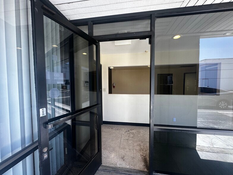 1995 W Holt Ave, Pomona, CA à vendre - Photo du bâtiment - Image 2 de 14