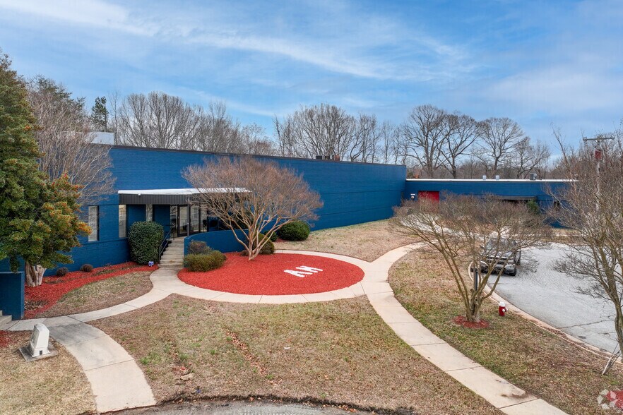 705 Baker Ct, High Point, NC à louer - Photo du bâtiment - Image 2 de 6