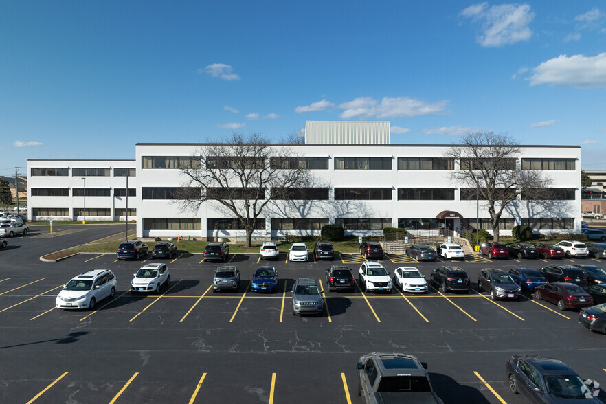 707 Lake Cook Rd, Deerfield, IL for lease - Building Photo - Image 2 of 8