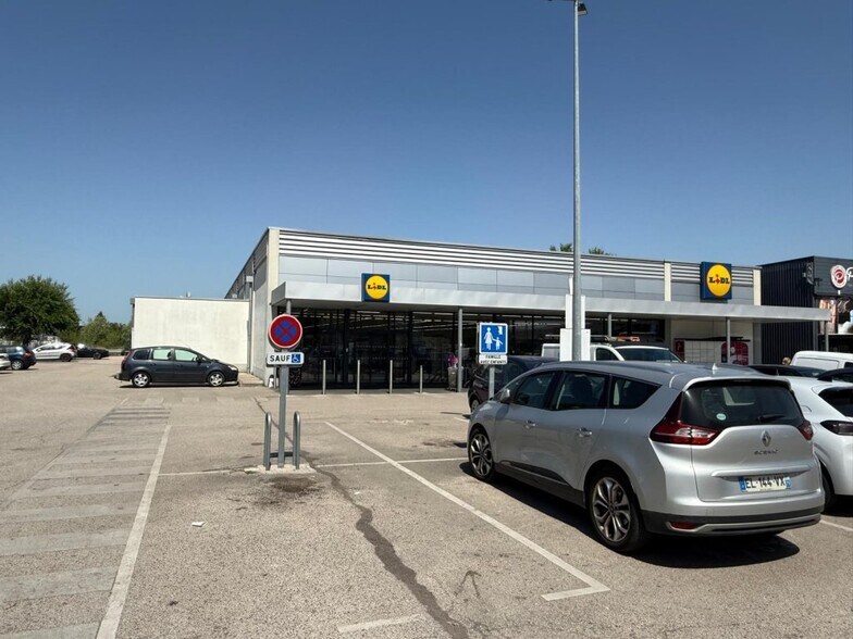 Retail in Chalon-sur-Saône for lease - Building Photo - Image 3 of 5
