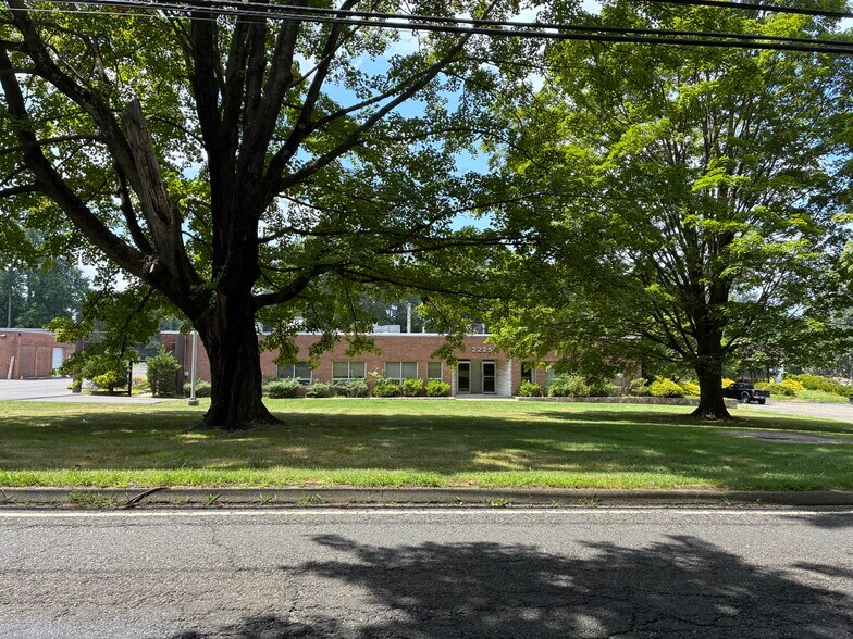 2225 Reservoir Ave, Trumbull, CT à vendre - Photo du bâtiment - Image 1 de 6