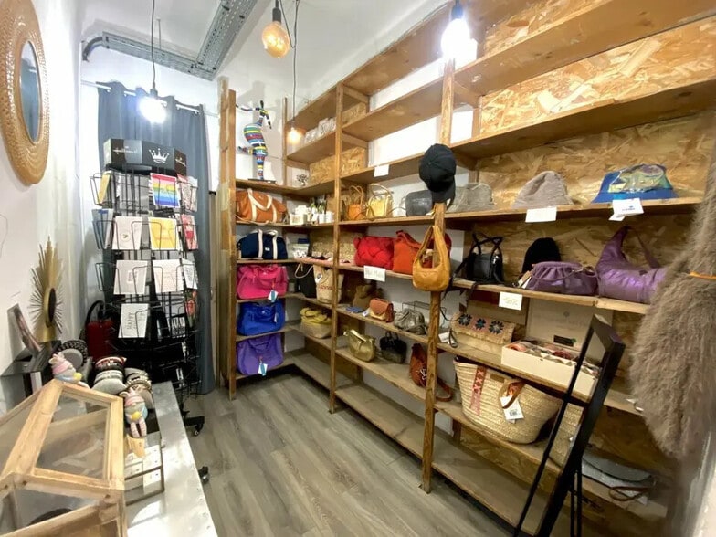 Retail in Nice for lease - Interior Photo - Image 2 of 2