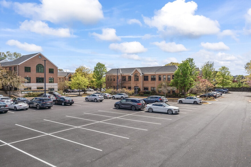 Grovedale Investment Portfolio portfolio of 2 properties for sale on LoopNet.ca - Building Photo - Image 2 of 20