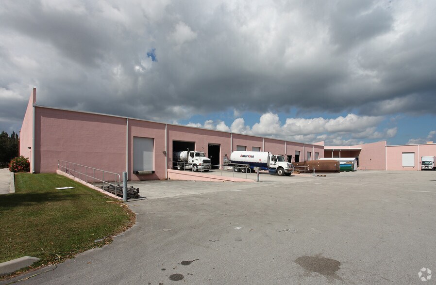 801-821 S Kings Hwy, Fort Pierce, FL à louer - Photo du bâtiment - Image 2 de 9