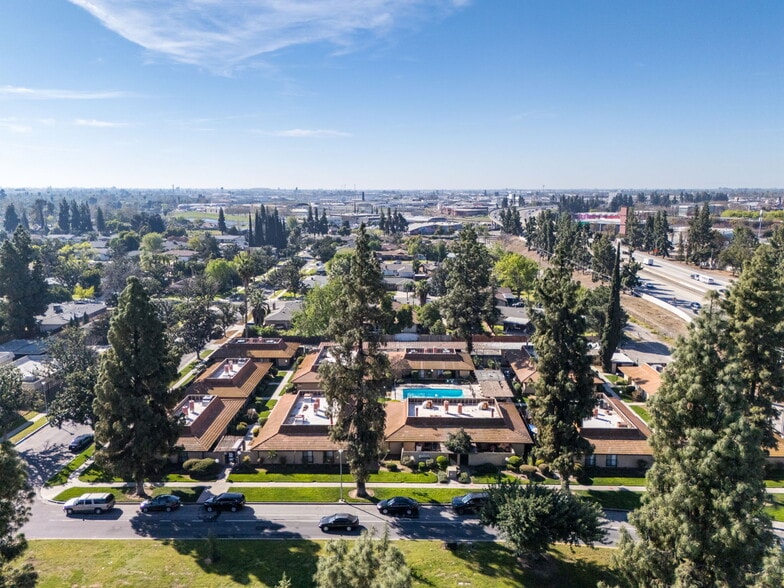 2910 E Huntington Blvd, Fresno, CA for sale - Building Photo - Image 2 of 11