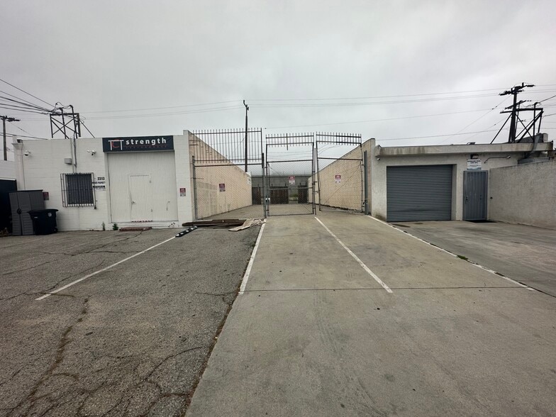 2311 N San Fernando Blvd, Burbank, CA for lease - Building Photo - Image 2 of 5