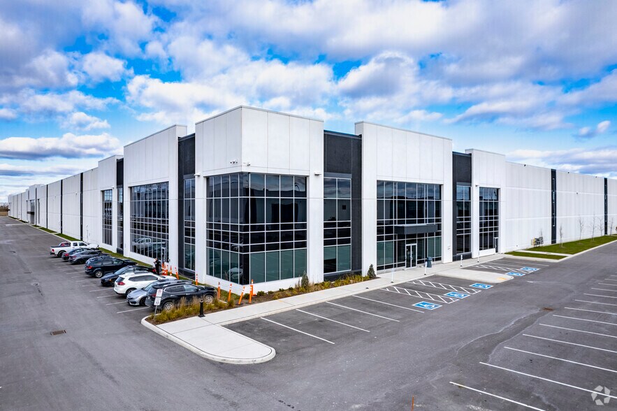 100 Gibraltar Rd, Vaughan, ON for sale - Primary Photo - Image 1 of 1
