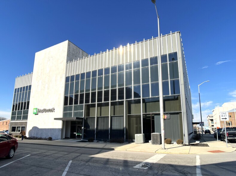 110 E Charles St, Muncie, IN à vendre - Photo du bâtiment - Image 3 de 20