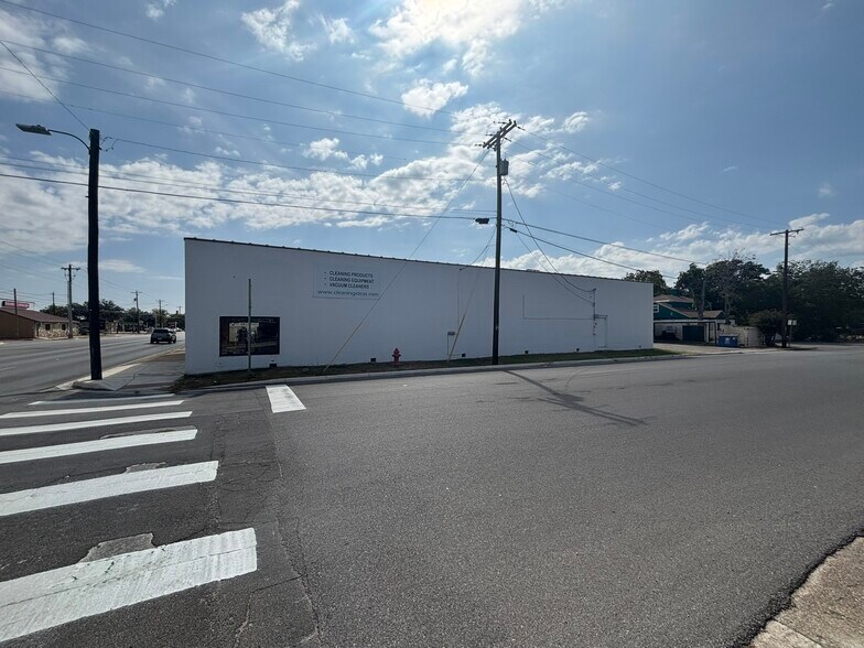 401 Main St, Kerrville, TX for lease - Building Photo - Image 2 of 5