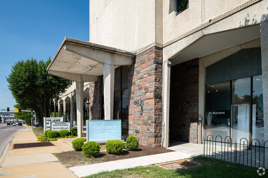 1750 S Brentwood Blvd, Brentwood, MO à louer - Photo du bâtiment - Image 3 de 6