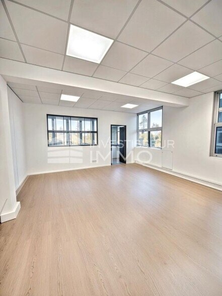 Office in Lognes for lease - Interior Photo - Image 1 of 4