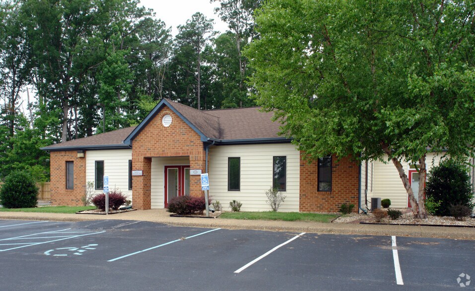 12695 McManus Blvd, Newport News, VA à louer - Photo du bâtiment - Image 2 de 4