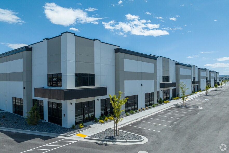 Northshore Commerce Center portefeuille de 3 propriétés à vendre sur LoopNet.ca - Photo principale - Image 2 de 3