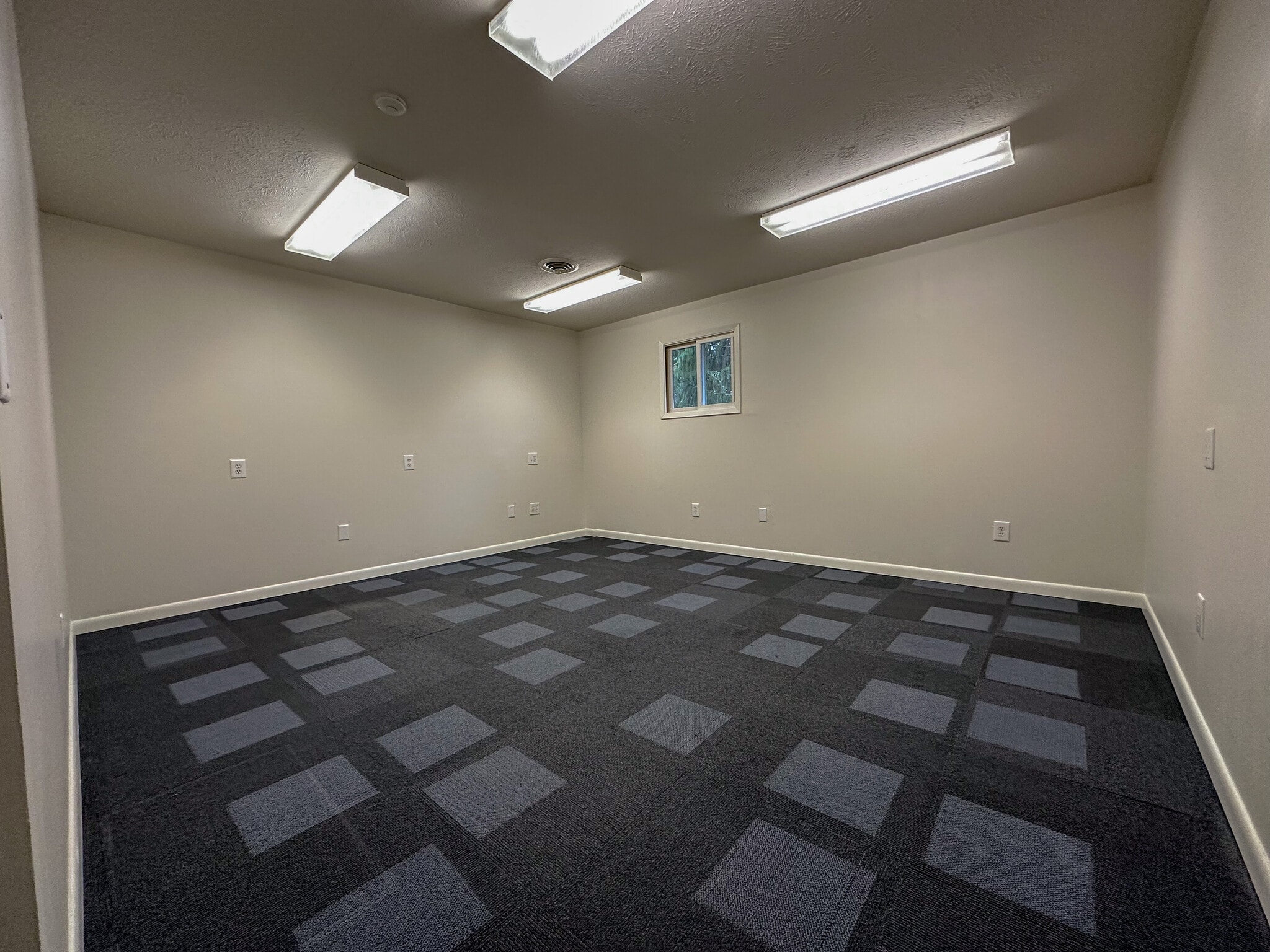 386 S Koke Mill Rd, Springfield, IL for lease Interior Photo- Image 1 of 2