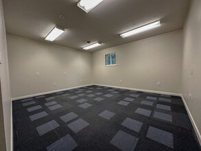 386 S Koke Mill Rd, Springfield, IL for lease Interior Photo- Image 1 of 2