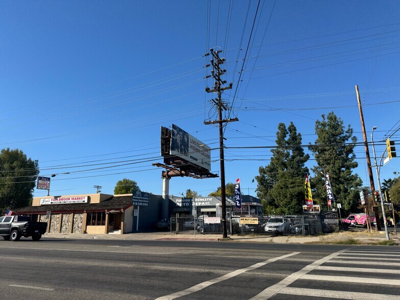 22802 Oxnard St, Woodland Hills, CA à vendre - Photo du bâtiment - Image 2 de 8